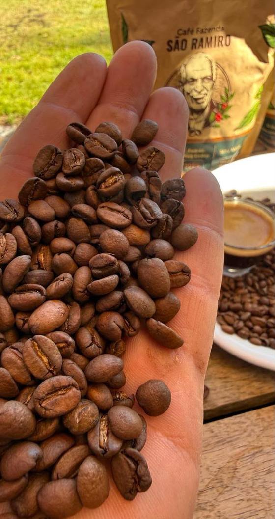 Grãos de café torrado na mão